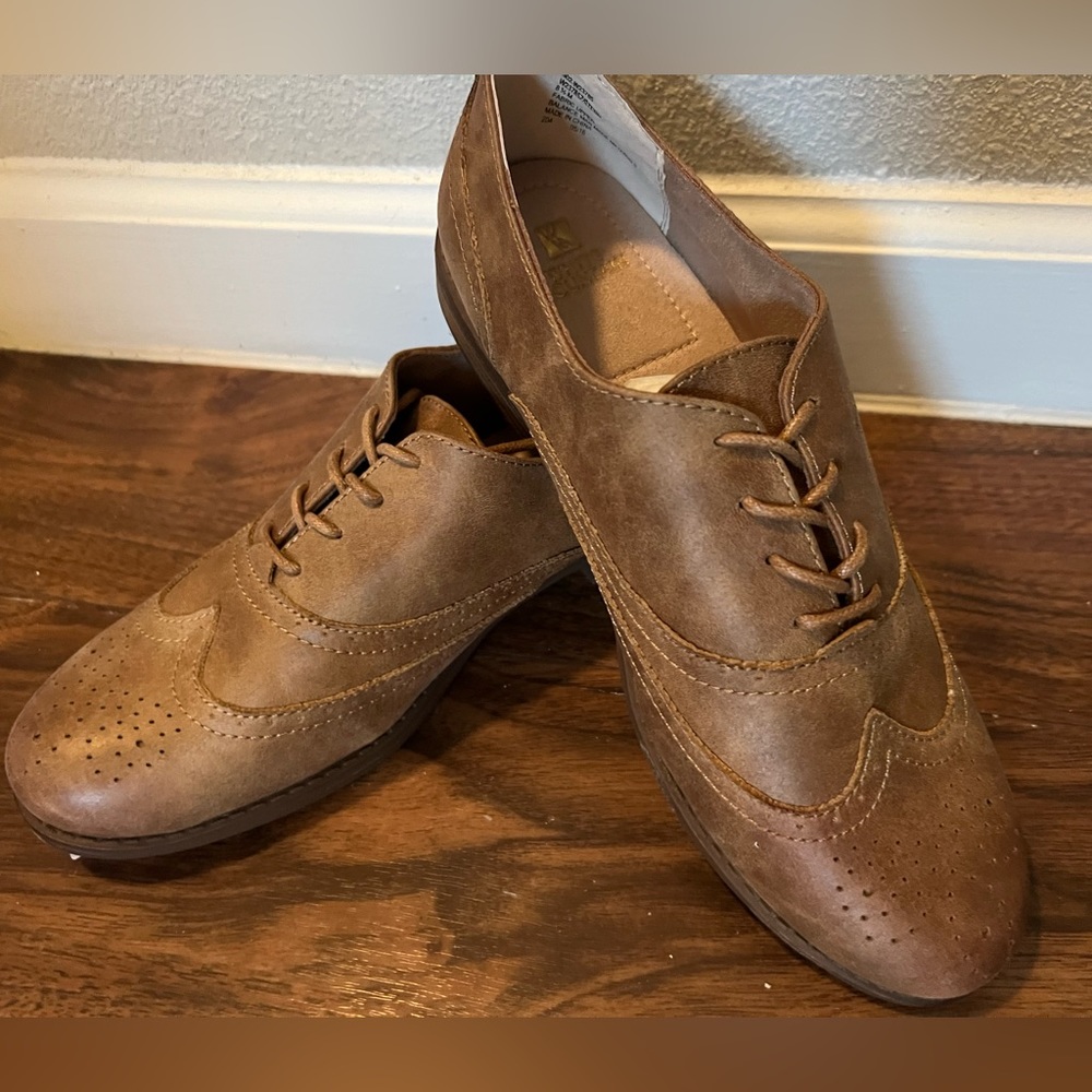 Women Tan size 8.5 flats